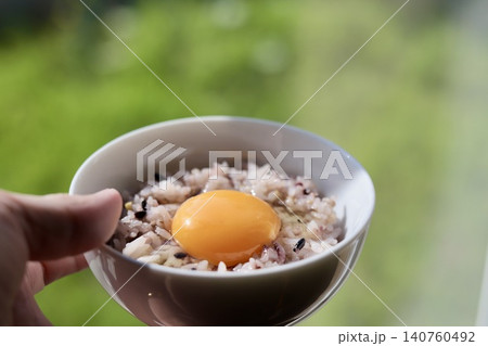 窓辺で食べる十六穀ご飯の卵かけご飯 生たまご 窓辺で食べる十六穀ご飯の卵かけご飯 生たまご 140760492