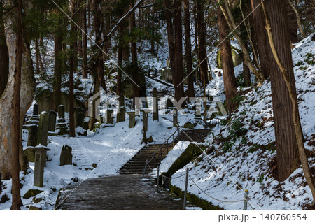 冬の山形県山形市　雪の立石寺（山寺）　参道 140760554
