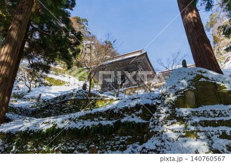 冬の山形県山形市 雪の立石寺(山寺) 仁王門 冬の山形県山形市 雪の立石寺(山寺) 仁王門 140760567