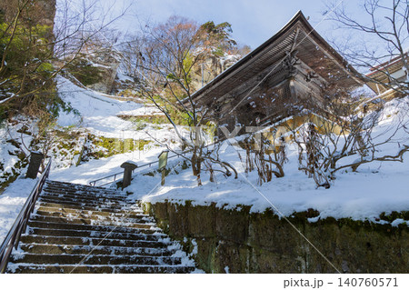 冬の山形県山形市 雪の立石寺(山寺)仁王門と参道 冬の山形県山形市 雪の立石寺(山寺)仁王門と参道 140760571