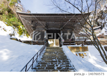 冬の山形県山形市 雪の立石寺(山寺) 仁王門 冬の山形県山形市 雪の立石寺(山寺) 仁王門 140760573