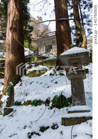 冬の山形県山形市 雪の立石寺(山寺) 仁王門 冬の山形県山形市 雪の立石寺(山寺) 仁王門 140760606