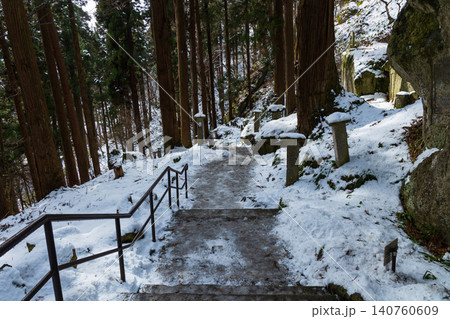 冬の山形県山形市　雪の立石寺（山寺）　参道 140760609