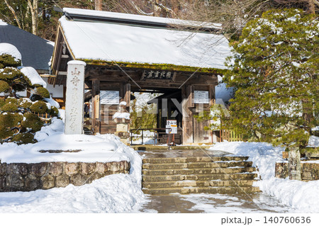 冬の山形県山形市 雪の立石寺(山寺) 山門 冬の山形県山形市 雪の立石寺(山寺) 山門 140760636