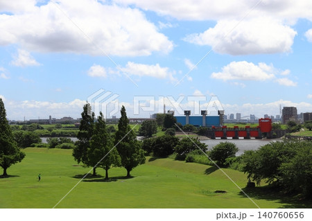 夏の荒川:川口パブリックゴルフ場のゴルファー(埼玉県川口市) 夏の荒川:川口パブリックゴルフ場のゴルファー(埼玉県川口市) 140760656