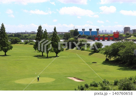 夏の荒川:川口パブリックゴルフ場のゴルファー(埼玉県川口市) 夏の荒川:川口パブリックゴルフ場のゴルファー(埼玉県川口市) 140760658