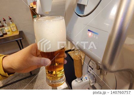 自動ビールサーバーでグラスにビールを注ぐ様子 自動ビールサーバーでグラスにビールを注ぐ様子 140760757