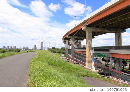 鹿浜橋出入口：都道107号線側（東京都足立区） 140761006