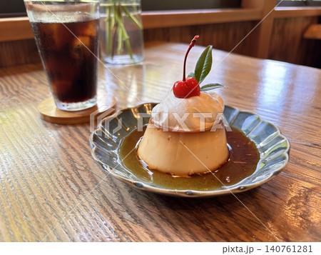 喫茶店の昭和レトロなプリン 140761281