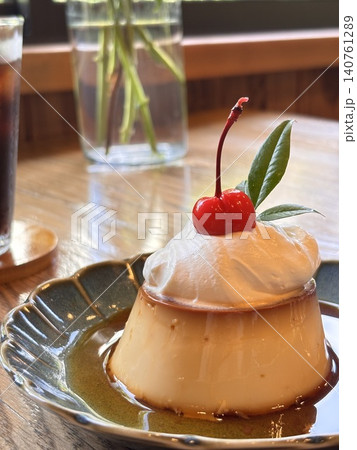 喫茶店の昭和レトロなプリン 140761289
