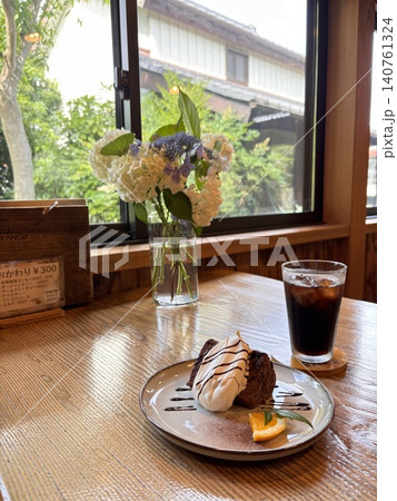 カフェで人気のシフォンケーキ カフェで人気のシフォンケーキ 140761324