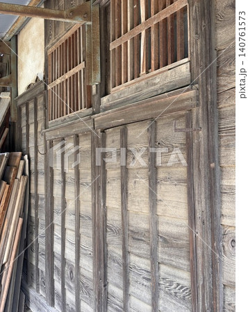 古い木造の建物の壁 古い木造の建物の壁 140761573