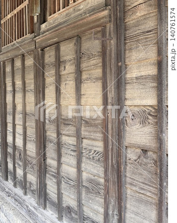 古い木造の建物の壁 古い木造の建物の壁 140761574