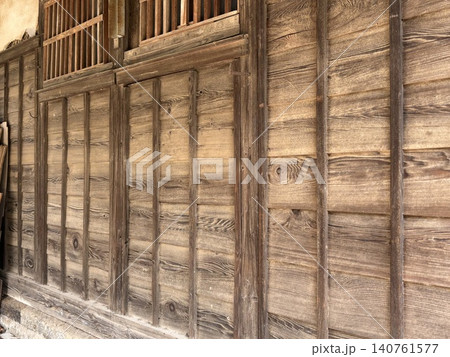 古い木造の建物の壁 古い木造の建物の壁 140761577