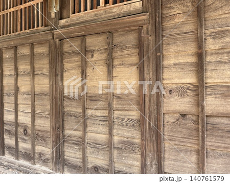 古い木造の建物の壁 古い木造の建物の壁 140761579