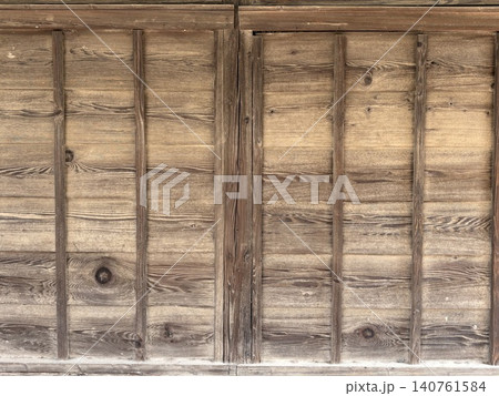 古い木造の建物の壁 古い木造の建物の壁 140761584
