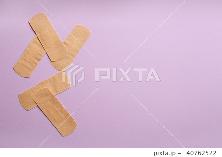 Sticking plasters on lilac background, flat lay. Space for text 140762522