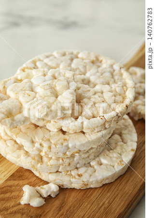 Crunchy rice cakes on wooden board, closeup 140762783