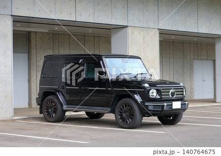 駐車中の黒いドイツ製SUV車両 140764675