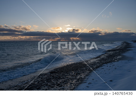 光芒と波が印象的な野付半島の冬の朝の海 光芒と波が印象的な野付半島の冬の朝の海 140765430
