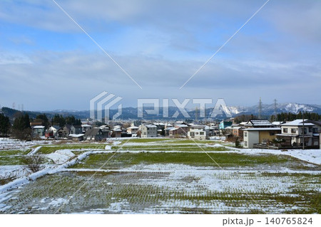 初雪の田園風景 140765824