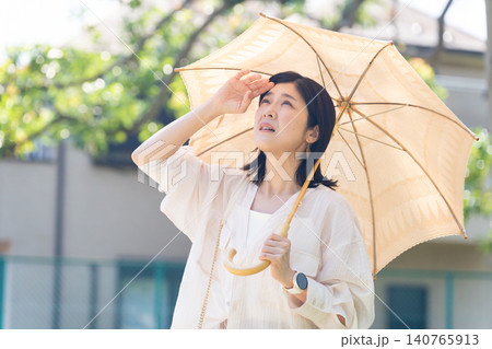 日傘をさす体調不良の女性 日傘をさす体調不良の女性 140765913