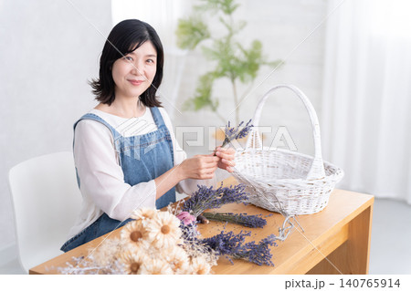 フラワーアレンジメントをする女性 140765914