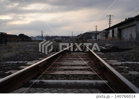 曇り空の下、路線が奥へと続く風景 曇り空の下、路線が奥へと続く風景 140766014