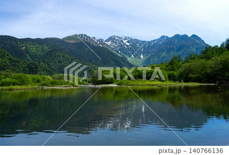 上高地　大正池と穂高連峰 140766136