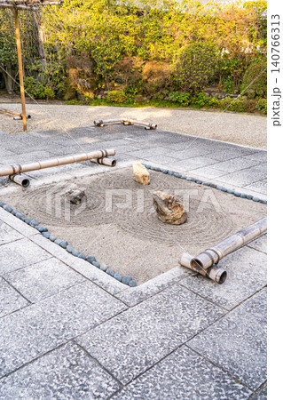 京都東山 法住寺(後白河法皇ゆかりの寺院)境内の箱庭 京都東山 法住寺(後白河法皇ゆかりの寺院)境内の箱庭 140766313