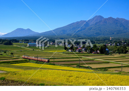 妙高山と黒姫山の麓を走る413系リバイバル急行色 妙高山と黒姫山の麓を走る413系リバイバル急行色 140766353