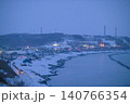 夕暮れの厚岸海岸を走るキハ54 140766354
