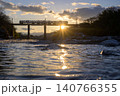 夕暮れ荒川橋梁を走る秩父鉄道 140766355