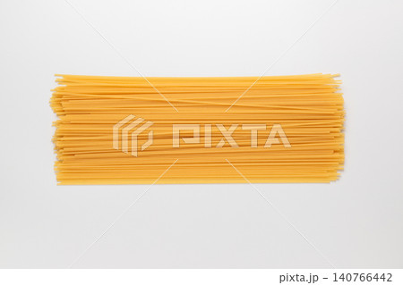 白背景に並べたスパゲッティーニの真俯瞰写真 白背景に並べたスパゲッティーニの真俯瞰写真 140766442