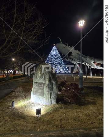 厚木基地のクリスマス 友好広場のイルミネーションと展示機 縦 厚木基地のクリスマス 友好広場のイルミネーションと展示機 縦 140766463