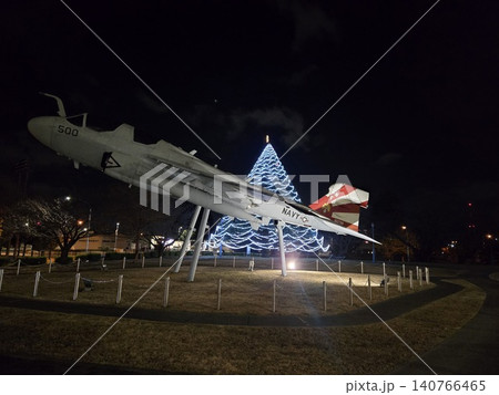厚木基地のクリスマス ライトアップされた展示機とツリーの夜景 厚木基地のクリスマス ライトアップされた展示機とツリーの夜景 140766465