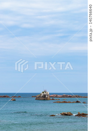 牛之浜景勝地の鳥居と青空の風景 牛之浜景勝地の鳥居と青空の風景 140766640