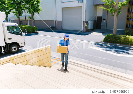 宅配便の女性ドライバー 女性配達員イメージ 宅配便の女性ドライバー 女性配達員イメージ 140766803