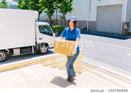 宅配便の女性ドライバー 女性配達員イメージ 宅配便の女性ドライバー 女性配達員イメージ 140766808