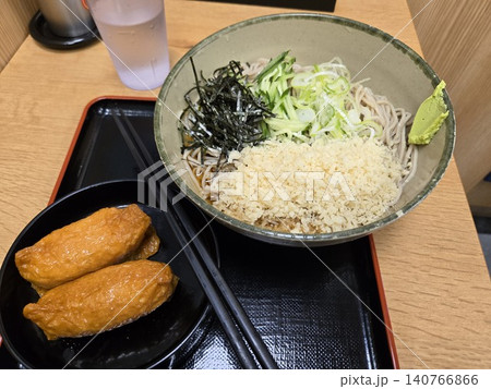 日本のファストフード 立ち食い蕎麦の冷やしたぬき蕎麦といなり寿司のセット 日本のファストフード 立ち食い蕎麦の冷やしたぬき蕎麦といなり寿司のセット 140766866