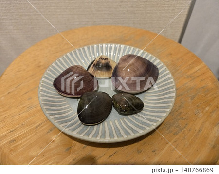 艶やかな天然ハマグリと小皿 潮干狩りの収穫 艶やかな天然ハマグリと小皿 潮干狩りの収穫 140766869