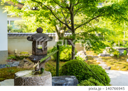 京都　妙満寺の蹲踞（つくばい） 140766945