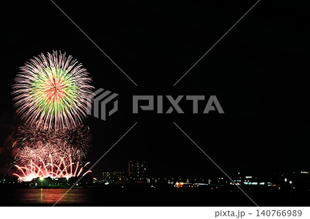 夏の夜空を彩る大輪の花火とスターマイン 夏の夜空を彩る大輪の花火とスターマイン 140766989