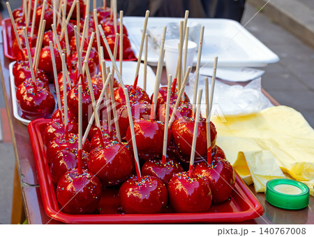 Roasted candy apples 140767008