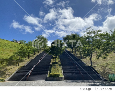 広い青空と緑に囲まれた公園の大階段 広い青空と緑に囲まれた公園の大階段 140767226
