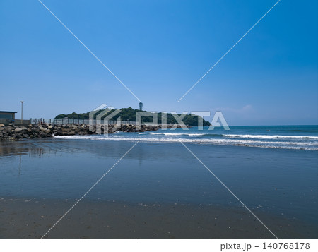江ノ島と砂浜に打ち寄せる波 江ノ島と砂浜に打ち寄せる波 140768178