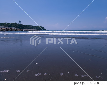 江ノ島と砂浜に打ち寄せる波 江ノ島と砂浜に打ち寄せる波 140768192