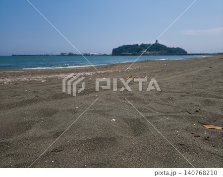 江の島 片瀬東浜海岸の砂浜に打ち寄せる波 江の島 片瀬東浜海岸の砂浜に打ち寄せる波 140768210