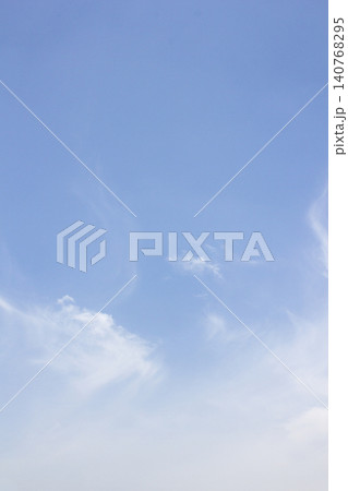 It is a sky with feathery clouds. 140768295