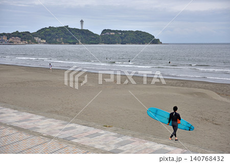 片瀬西浜海岸で海に向かって歩くサーファー 片瀬西浜海岸で海に向かって歩くサーファー 140768432